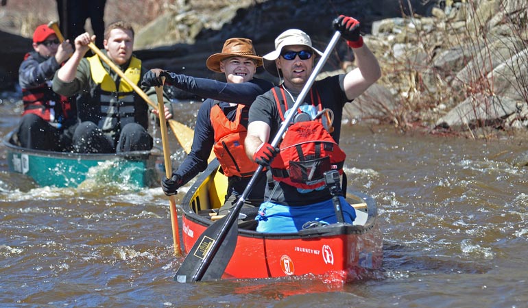 Course de canoë de la rivière Raisin